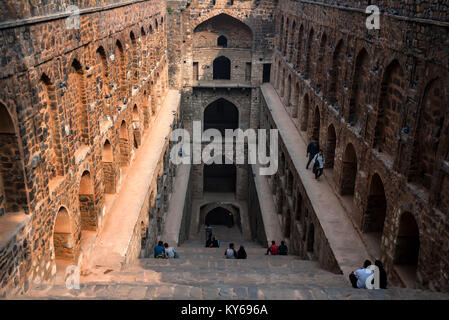 NEW DELHI, INDIEN - ca. November 2017: Treppe von Ugrasen ki Baoli Stockfoto