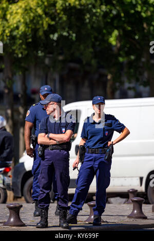 PARIS, Frankreich, ca. Juni 2014: Französische Polizisten im Straße Stockfoto