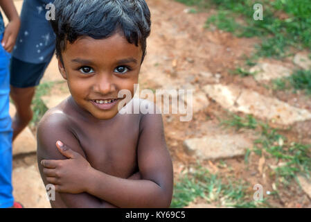 COLOMBO, Sri Lanka - ca. Dezember 2016: Portrait von nicht identifizierten Kleine lächelnde Junge Stockfoto