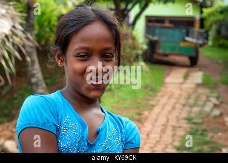 COLOMBO, Sri Lanka - ca. Dezember 2016: Portrait von lächelnden unbekannter Jugendmädchen Stockfoto