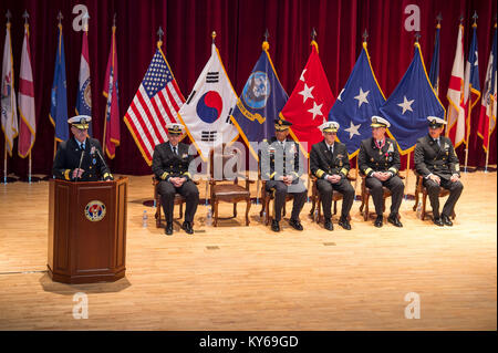 Busan, Republik Korea (Jan. 11, 2018) Hintere Adm. Michael E. Boyle spricht mit Matrosen und Familien bei einem Befehl Zeremonie an Commander, U.S. Naval Forces Korea Hauptsitz. Boyle entlastet Hinten Adm. Brad Cooper, immer 36 CNFK Commander's. (U.S. Marine Stockfoto