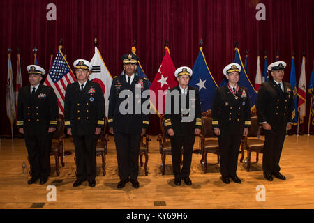 Busan, Republik Korea (Jan 11, 2018) - Die offizielle Partei steht an Aufmerksamkeit vor der Parade der Farben bei einem Befehl Zeremonie an Commander, U.S. Naval Forces Korea Hauptsitz. Während der Zeremonie der Adm. Michael E. Boyle entlastet Hinten Adm. Brad Cooper, immer 36 CNFK Commander's. (U.S. Marine Stockfoto