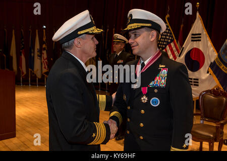 Busan, Republik Korea (Jan 11, 2018) - Vice Adm. Phil J. Sawyer, Commander, U.S. Siebten Flotte präsentiert die Legion des Verdienstes zu hinteren Adm. Brad Cooper, Commander, U.S. Naval Forces Korea (CNFK) während eine Änderung der Befehl Zeremonie an CNFK Hauptquartier. Während der Zeremonie der Adm. Michael E. Boyle entlastet Hinten Adm. Brad Cooper, immer 36 CNFK Commander's. (U.S. Marine Stockfoto