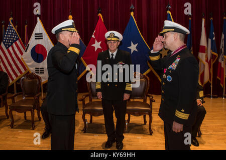 Busan, Republik Korea (Jan 11, 2018) - Hintere Adm. Michael E. Boyle macht ein Gruß an hinteren Adm. Brad Cooper vor Vice Adm. Phil J. Sawyer, Commander, U.S. Siebten Flotte, Kommando der US Naval Forces Korea (CNFK). Während der Zeremonie der Adm. Michael E. Boyle entlastet Hinten Adm. Brad Cooper, immer 36 CNFK Commander's. (U.S. Marine Stockfoto