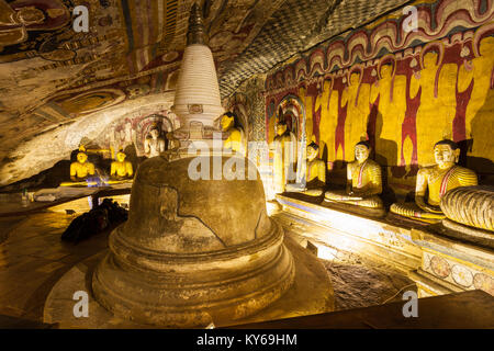 DAMBULLA, SRI LANKA - 17. FEBRUAR 2017: Stupa oder dagoba und Buddha Statuen in Dambulla Cave Tempel. Cave Tempel ist ein Weltkulturerbe in der Nähe von Dam Stockfoto