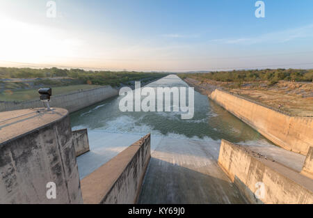 Abflußkanal von Dam gate am Morgen, die Pa Sak Cholasit Staudammprojekt ist eine der großen bewässerungsprojekte von Thailand. Der Damm verringert auch Probleme Stockfoto