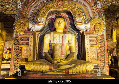 DAMBULLA, SRI LANKA - 17. FEBRUAR 2017: Buddha Statuen in Dambulla Cave Tempel. Cave Tempel ist ein Weltkulturerbe in der Nähe von Dambulla, Sri Lank Stockfoto