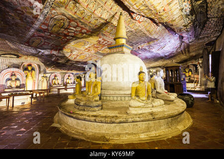 DAMBULLA, SRI LANKA - 17. FEBRUAR 2017: Stupa oder dagoba und Buddha Statuen in Dambulla Cave Tempel. Cave Tempel ist ein Weltkulturerbe in der Nähe von Dam Stockfoto