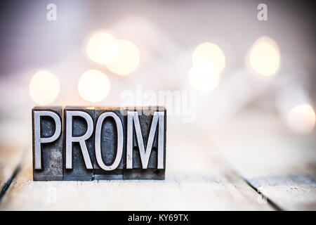 Das Wort PROM in vintage Metall buchdruck Art auf einem bokeh Licht und Holz- Hintergrund geschrieben. Stockfoto