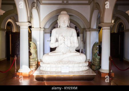 KANDY, SRI LANKA - 19. FEBRUAR 2017: Buddha Statue im Museum der Welt Buddhismus (Internationale Buddhistische Museum) in Kandy, Sri Lanka Stockfoto