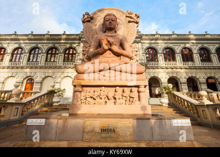 KANDY, SRI LANKA - 19. FEBRUAR 2017: Sarnath Lord Buddha idol Replik in der Nähe des Museum der Welt Buddhismus (Internationale Buddhistische Museum) in Kandy, Sri Stockfoto