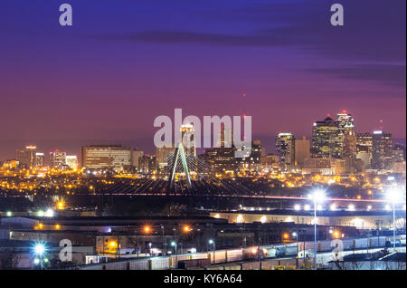 Stadtbild Blick auf die Skyline von Kansas City, Missouri mit dem Kit Bond Brücke als Teil der Szene Stockfoto