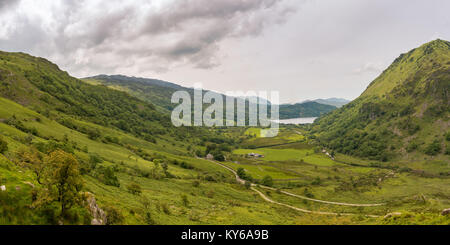 Snowdonia Landschaft auf der Straße zwischen Capel Curig und Beddgelert, mit dem Tal des Flusses Glaslyn, Gallt Y Wenallt und Llyn Gwynant in der Rückseite Stockfoto