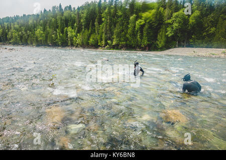 Bonaventura, Kanada Juli 19, 2017. Paar ein Schnorcheln brechen und Suchen auf dem besten Weg, vermeiden die Felsen in der starken Fluss Aktuelle zu gehen Stockfoto