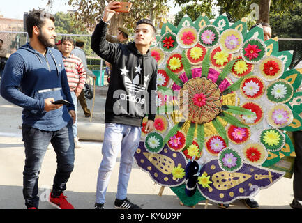 Jammu, Indien. 12 Jan, 2018. Eine street parade Lohri in Jammu zu feiern. Lohri ist ein solches Festival, arbeitet als tie-up Bond für verschiedene Gemeinschaften. Lohri ist ein solches Festival, arbeitet als tie-up Bond für verschiedene Gemeinschaften. Credit: Shilpa Thakur/Pacific Press/Alamy leben Nachrichten Stockfoto