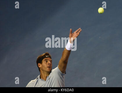 Auckland, Neuseeland. 12 Jan, 2018. Juan Martin Del Potro aus Argentinien serviert in seinem Halbfinale gegen David Ferrer in Spanien während der ATP Männer Turnier in Auckland, Neuseeland am 12.Januar 2018. e gewinnt über David Ferrer an den letzten Morgen voraus. Credit: Shirley Kwok/Pacific Press/Alamy leben Nachrichten Stockfoto