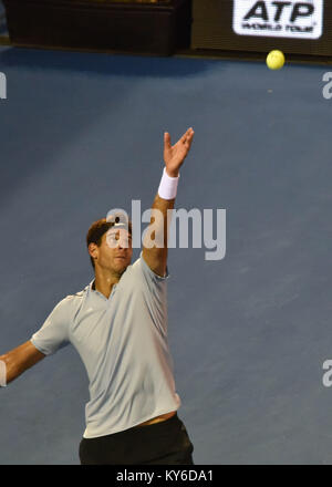 Auckland, Neuseeland. 12 Jan, 2018. Juan Martin Del Potro aus Argentinien serviert in seinem Halbfinale gegen David Ferrer in Spanien während der ATP Männer Turnier in Auckland, Neuseeland am 12.Januar 2018. e gewinnt über David Ferrer an den letzten Morgen voraus. Credit: Shirley Kwok/Pacific Press/Alamy leben Nachrichten Stockfoto