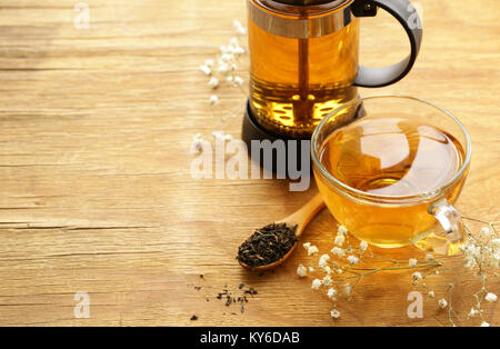 Wasserkocher Französische Presse mit duftenden Kaffee auf einem Holztisch Stockfoto