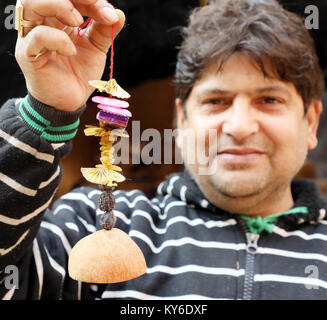 Jammu, Indien. 12 Jan, 2018. Indische Menschen kaufen üblichen eatables wie Erdnüsse, Popcorn und andere Snacks für den Lohri Festival von einem Straßenrand shop inJammu. Auf der lohri Tag Leute fliegen Drachen in den Tag und in der Nacht ein Lagerfeuer, um das Ereignis zu feiern. Lohri, eines der wichtigsten Festivals des Punjab, markiert den Höhepunkt des Winters und wird im Monat Januar jedes Jahr gefeiert. Credit: Shilpa Thakur/Pacific Press/Alamy leben Nachrichten Stockfoto