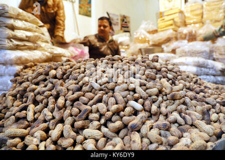 Jammu, Indien. 12 Jan, 2018. Indische Menschen kaufen üblichen eatables wie Erdnüsse, Popcorn und andere Snacks für den Lohri Festival von einem Straßenrand shop inJammu. Auf der lohri Tag Leute fliegen Drachen in den Tag und in der Nacht ein Lagerfeuer, um das Ereignis zu feiern. Lohri, eines der wichtigsten Festivals des Punjab, markiert den Höhepunkt des Winters und wird im Monat Januar jedes Jahr gefeiert. Credit: Shilpa Thakur/Pacific Press/Alamy leben Nachrichten Stockfoto