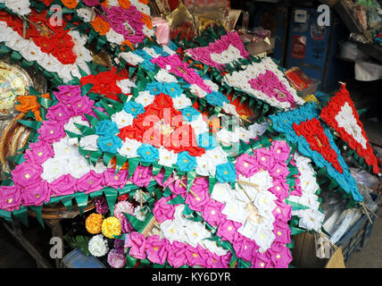 Jammu, Indien. 12 Jan, 2018. Indische Menschen kaufen üblichen eatables wie Erdnüsse, Popcorn und andere Snacks für den Lohri Festival von einem Straßenrand shop inJammu. Auf der lohri Tag Leute fliegen Drachen in den Tag und in der Nacht ein Lagerfeuer, um das Ereignis zu feiern. Lohri, eines der wichtigsten Festivals des Punjab, markiert den Höhepunkt des Winters und wird im Monat Januar jedes Jahr gefeiert. Credit: Shilpa Thakur/Pacific Press/Alamy leben Nachrichten Stockfoto