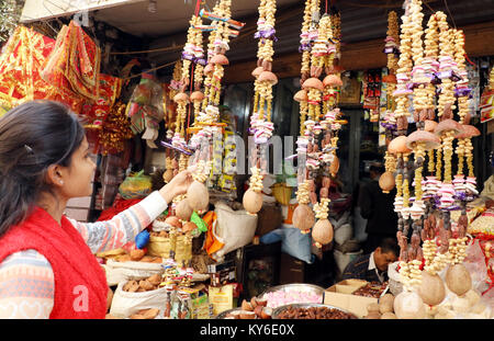 Jammu, Indien. 12 Jan, 2018. Indische Menschen kaufen üblichen eatables wie Erdnüsse, Popcorn und andere Snacks für den Lohri Festival von einem Straßenrand shop inJammu. Auf der lohri Tag Leute fliegen Drachen in den Tag und in der Nacht ein Lagerfeuer, um das Ereignis zu feiern. Lohri, eines der wichtigsten Festivals des Punjab, markiert den Höhepunkt des Winters und wird im Monat Januar jedes Jahr gefeiert. Credit: Shilpa Thakur/Pacific Press/Alamy leben Nachrichten Stockfoto