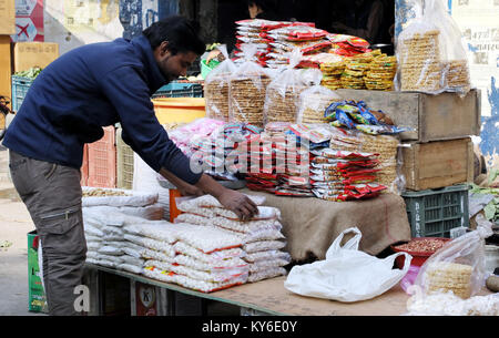 Jammu, Indien. 12 Jan, 2018. Indische Menschen kaufen üblichen eatables wie Erdnüsse, Popcorn und andere Snacks für den Lohri Festival von einem Straßenrand shop inJammu. Auf der lohri Tag Leute fliegen Drachen in den Tag und in der Nacht ein Lagerfeuer, um das Ereignis zu feiern. Lohri, eines der wichtigsten Festivals des Punjab, markiert den Höhepunkt des Winters und wird im Monat Januar jedes Jahr gefeiert. Credit: Shilpa Thakur/Pacific Press/Alamy leben Nachrichten Stockfoto