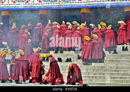 Es ist die Zeit für die tibetischen gelben Hut Mönche in der Haupthalle des Klosters Labrang Monastery in Xiahe, Gansu Province, China. Stockfoto
