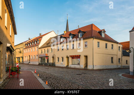 Kurort Hartha, Deutschland - 30. Mai 2016: Blick auf die Straße mit Geschäften und Wohnhäusern in den frühen Morgen in einer kleinen Stadt Tharandt, einem Vorort von Dresde Stockfoto