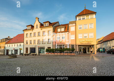 Kurort Hartha, Deutschland - 30. Mai 2016: Blick auf die Straße mit Geschäften, Cafe und Konditorei am frühen Morgen in der Stadt von Kurort Hartha, in der Nähe von Dresden, Stockfoto