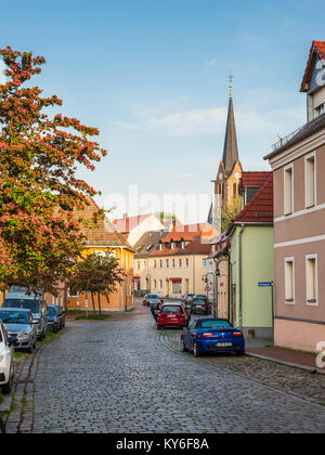 Kurort Hartha, Deutschland - 30. Mai 2016: Blick auf die Straße mit Geschäften und Wohnhäusern in den frühen Morgen in einer kleinen Stadt Tharandt, einem Vorort von Dresde Stockfoto