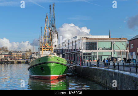 Hafen von Bristol, die die MSheds und Biene, eine grüne Fischtrawler nun dauerhaft günstig. Stockfoto