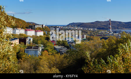 Herbst panorama Kamtschatka Stadt Landschaft, alte sowjetische Wohnhaus von Petropawlowsk-kamtschatski Stadt an sonnigen klaren Tag mit blauem Himmel Stockfoto