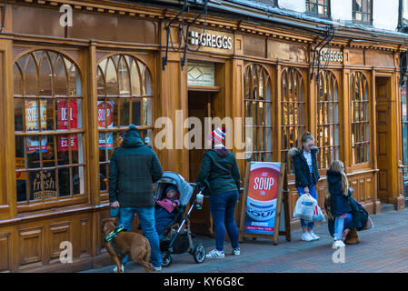 Greggs Bäckerei shopfront in Bury St. Edmunds, Suffolk, England, Großbritannien Stockfoto