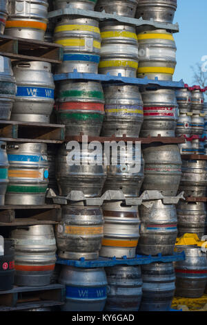 Stahl bierfässer an der Greene King Brauerei, Westgate Street, Bury St. Edmunds, Suffolk, England, Großbritannien Stockfoto