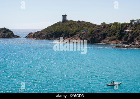 Sainte Lucie de Porto Vecchio, Korsika: Mittelmeer und genuesischen Turm auf Pinarello Beach, einem der berühmtesten Strände der südlichen Küste Stockfoto