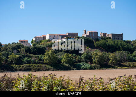 Korsika: Einer der Stadt thront der Binnenschiffahrt entlang der Straße nach Bonifacio, der südlichen Küste der Insel für seine entspannende Landschaft bekannt Stockfoto