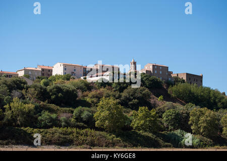 Korsika: Einer der Stadt thront der Binnenschiffahrt entlang der Straße nach Bonifacio, der südlichen Küste der Insel für seine entspannende Landschaft bekannt Stockfoto