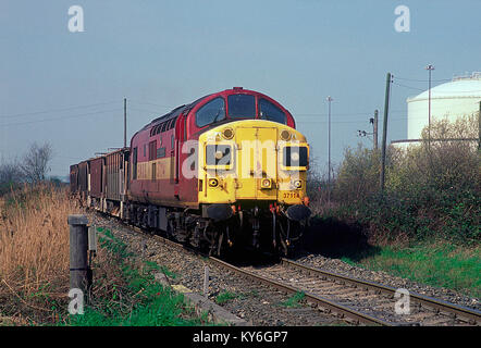 Eine Klasse 37 Diesellok Reihe 37114 Arbeiten einen Zug von leer Vorschaltgerät Wagen nähert sich Korn Überfahrt auf dem Korn Niederlassung in Kent. 25. März 2002. Stockfoto