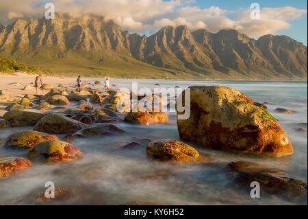 Kogel Bay liegt im Indischen Ozean zwischen Gordon's Bay und Rooi Els und verfügt über mehrere Kilometer von Unbebauten Sandstrand inmitten von Bergen und fynbo Stockfoto