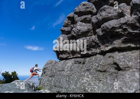 Erkunden Felsformationen auf Tafelberg im Table Mountain National Park, Western Cape, Kapstadt, Südafrika Stockfoto