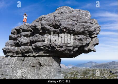 Erkunden Felsformationen auf Tafelberg im Table Mountain National Park, Western Cape, Kapstadt, Südafrika Stockfoto