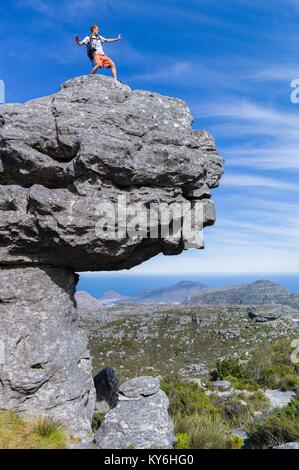 Erkunden Felsformationen auf Tafelberg im Table Mountain National Park, Western Cape, Kapstadt, Südafrika Stockfoto