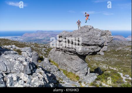 Erkunden Felsformationen auf Tafelberg im Table Mountain National Park, Western Cape, Kapstadt, Südafrika Stockfoto