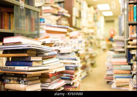 Erkunden Sie massive Ansammlung verwendet und die zweite Hand und seltene Sammlerstücke Bücher. Stockfoto