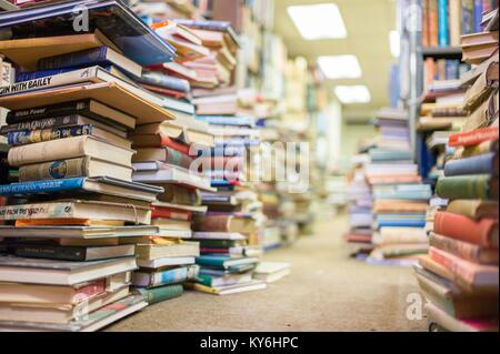 Erkunden Sie massive Ansammlung verwendet und die zweite Hand und seltene Sammlerstücke Bücher. Stockfoto