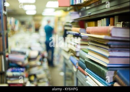 Erkunden Sie massive Ansammlung verwendet und die zweite Hand und seltene Sammlerstücke Bücher. Stockfoto