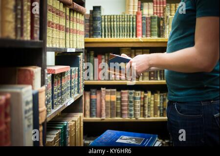 Erkunden Sie massive Ansammlung verwendet und die zweite Hand und seltene Sammlerstücke Bücher. Stockfoto