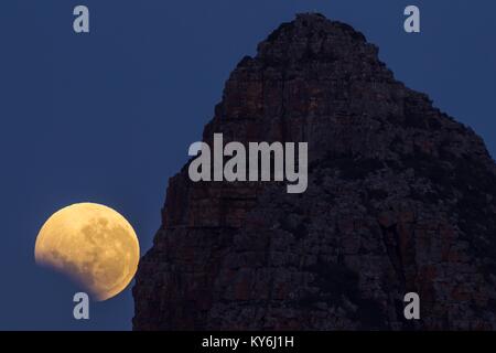 Am 28. September 2015 eine seltene super Blut Mond total eclipse aufgetreten, wo die totale Sonnenfinsternis mit dem Mond im perigäum und ein Harvest Moon zusammen. Stockfoto