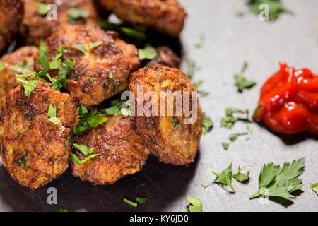 Schiefer Tafel mit hausgemachten frikadellen aus Schweinefleisch, Rindfleisch und Gemüse mit Tomatensauce und Kräutern hergestellt Stockfoto